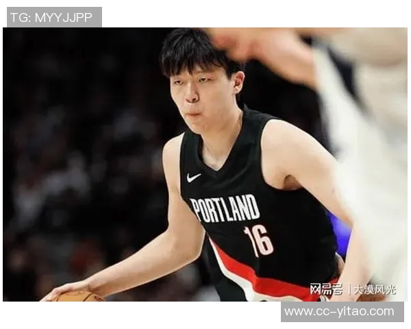 裁判赞赏杨瀚森表现出色赛后竖大拇指传递认可与鼓励