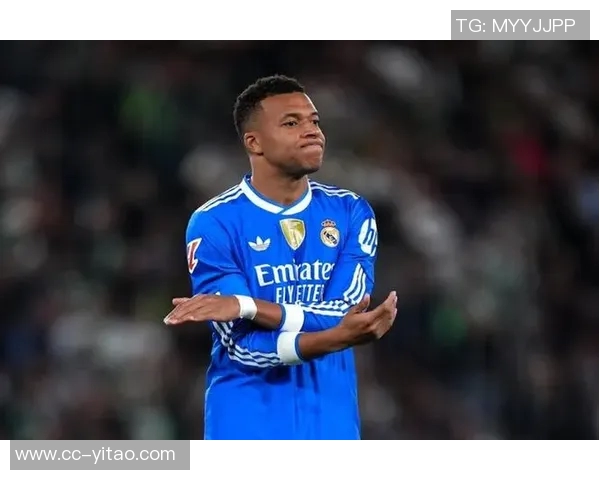 姆巴佩左膝不适与手指骨折仍执意出战展现求战决心