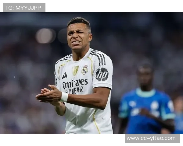 姆巴佩左膝不适与手指骨折仍执意出战展现求战决心